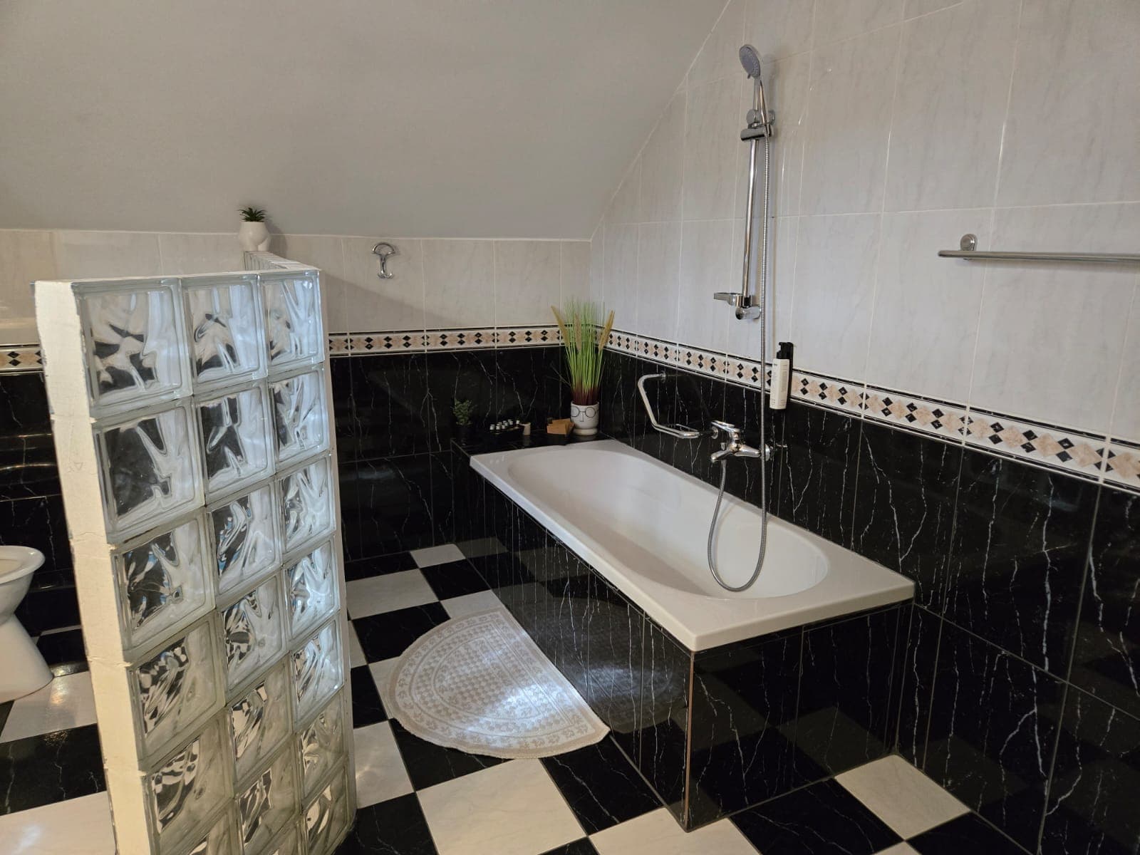 Baia cu cadă și faianță alb-neagră