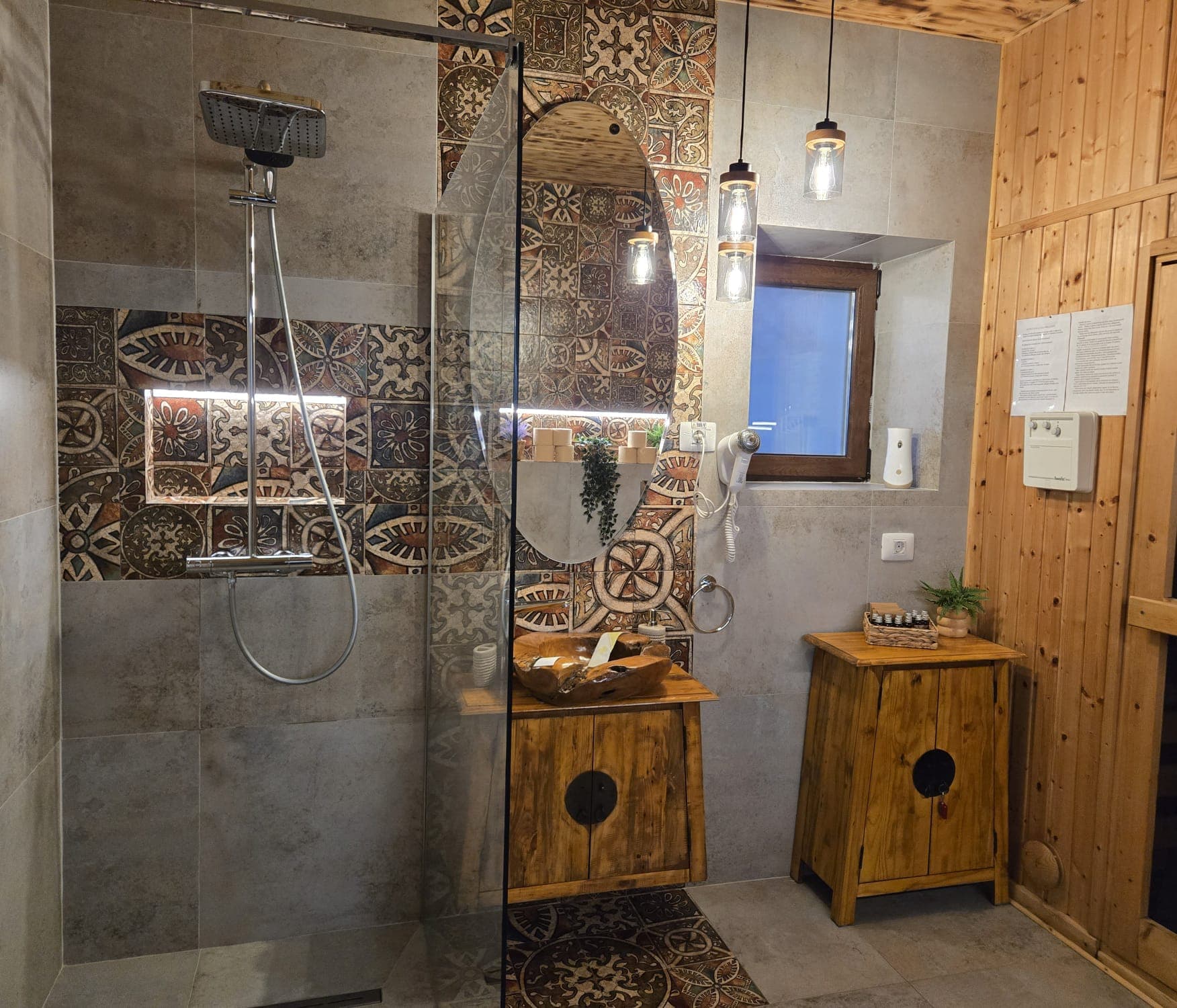 Baia cu duș walk-in și mobilier de lemn