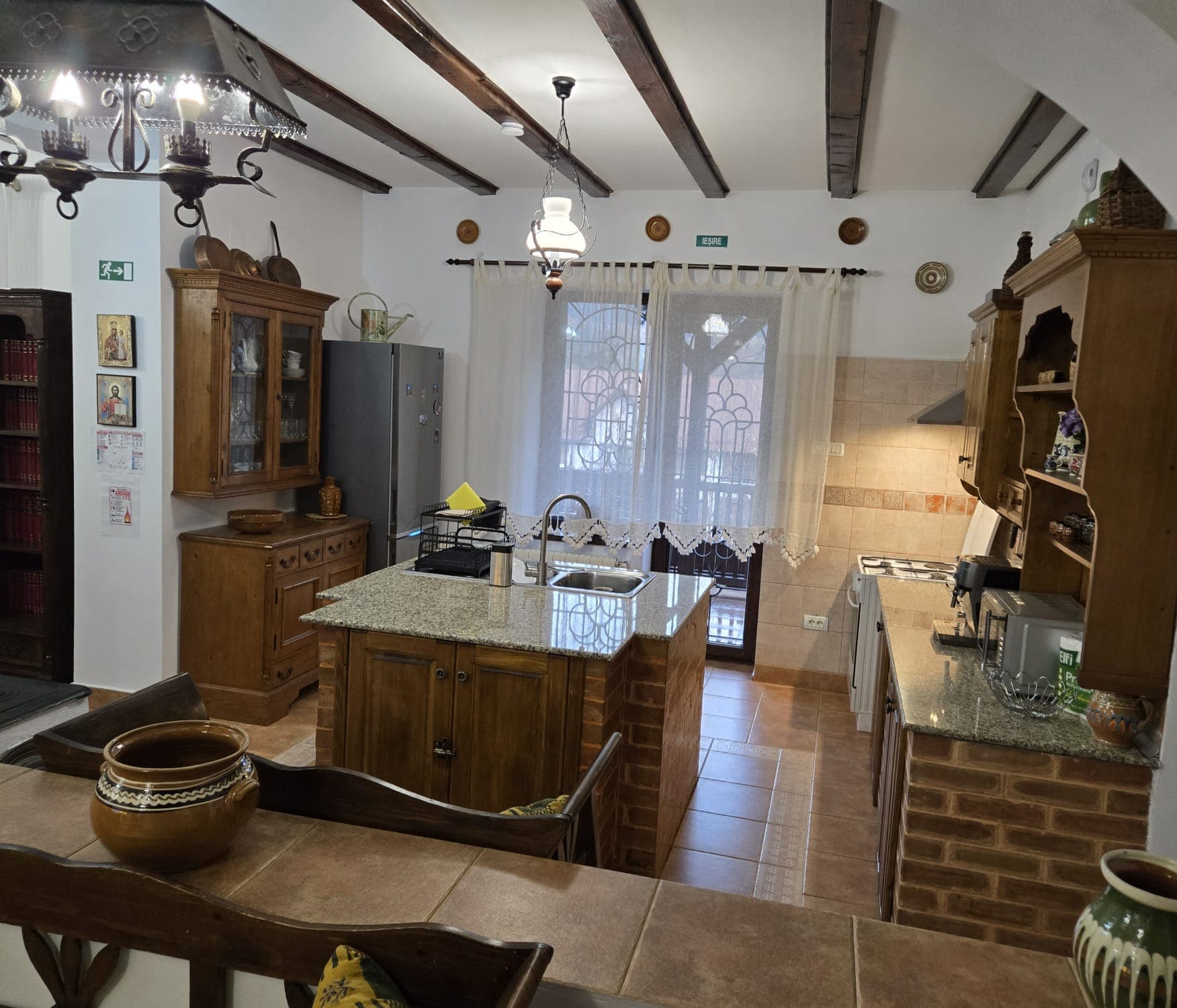 Bucătăria cu grinzi de lemn și mobilier rustic